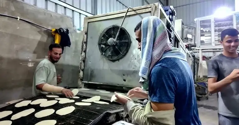 গাজার বেকারিতে তৈরি হচ্ছে রুটি